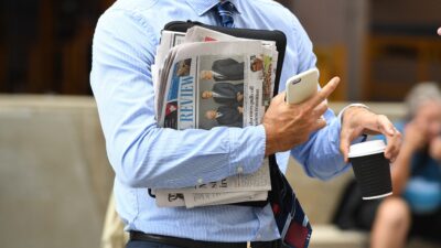 Fransız kasabasında kamusal alanlarda akıllı telefon kullanımı yasaklandı
