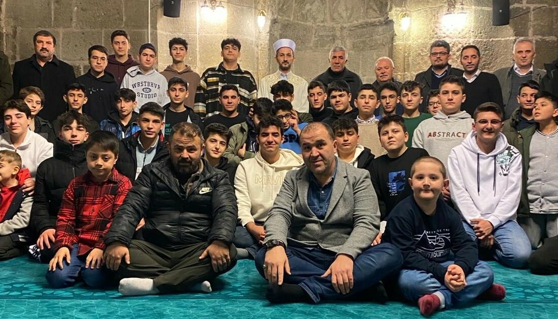 Liseli gençler Ulu Camii’ne akın etti Liseli gençler Ulu Camii’ne akın etti