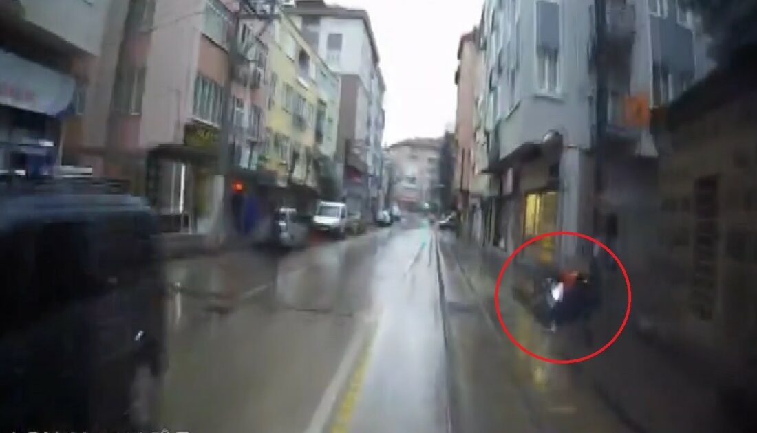 Bursa’da faciaya ramak kaldı… Başıboş motosiklet caddeye fırladı