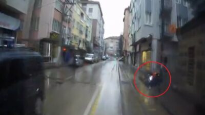 Bursa’da faciaya ramak kaldı… Başıboş motosiklet caddeye fırladı