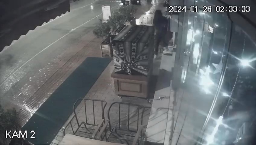 Bursa’da tatlı hırsızı! Dükkan sahibi çileden çıktı