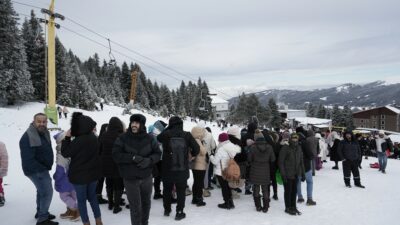 Uludağ’da geç gelen kar yüzleri güldürdü