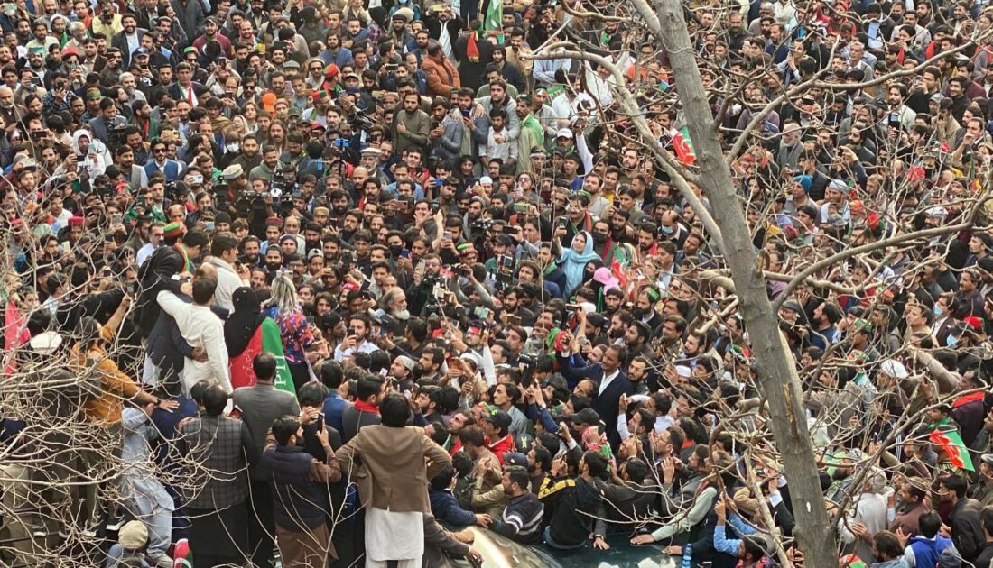 Pakistan’da İmran Khan protestoları sürüyor