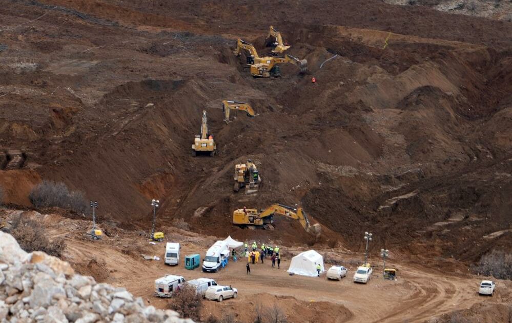 Bakan Bayraktar: Heyelan riski nedeni ile arama faaliyetlerini durdurduk