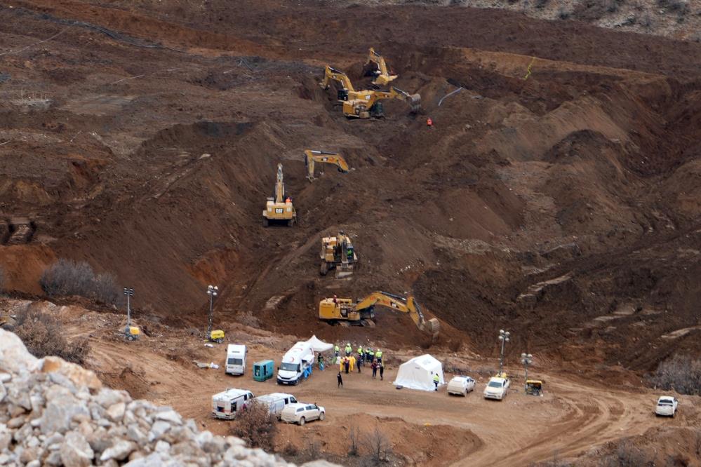 Bakan Bayraktar: Heyelan riski nedeni ile arama faaliyetlerini durdurduk