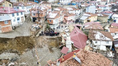 Heyelan yaşanan köyün bir bölümü taşınacak