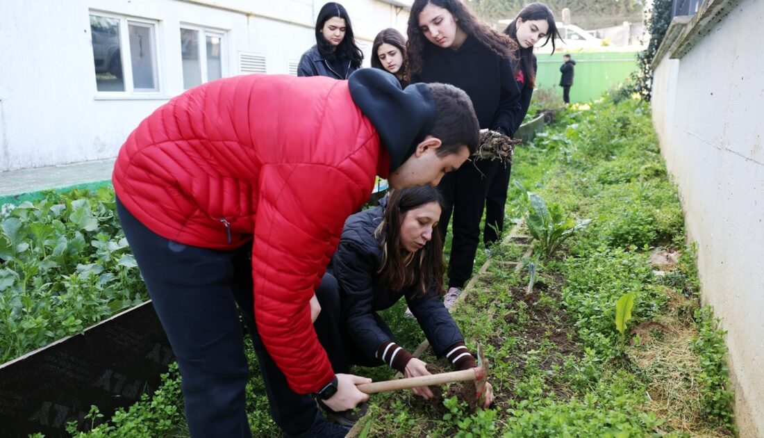 Nilüfer’de öğrenciler ders arasında fide ektiler