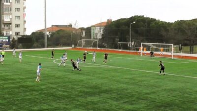 Rakibiyle çarpışan genç futbolcu bilincini kaybetti
