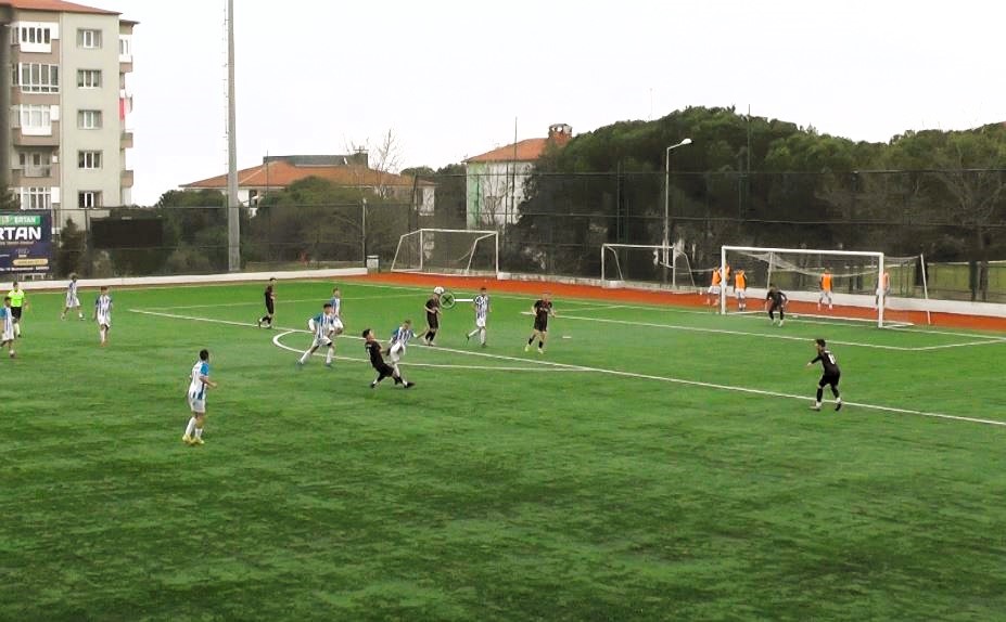 Rakibiyle çarpışan genç futbolcu bilincini kaybetti