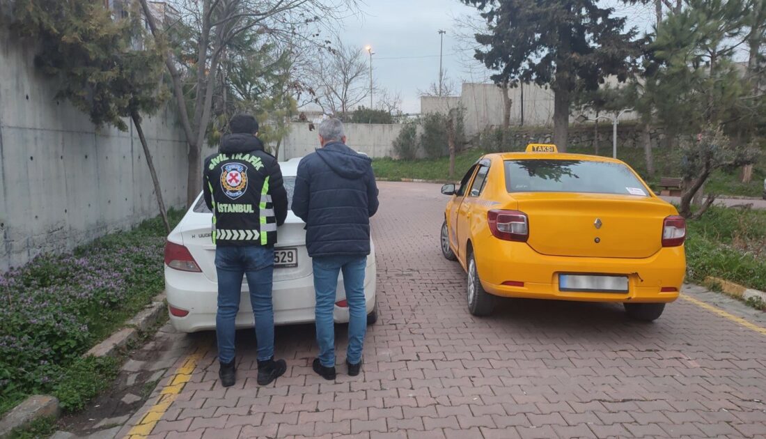Yayalara ayrılan kaldırımı yol yapan taksi sürücüsü kamerada