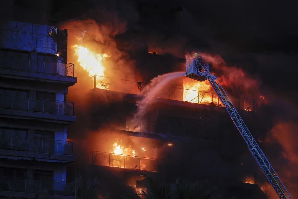 İspanya’da yangın faciasında 10 kişi hayatını kaybetti: 3 günlük yas ilanı…