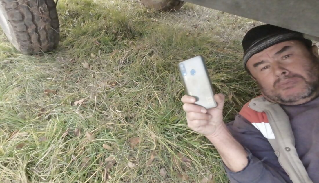 Tarlada çalışan babaya ‘dron’ şakası