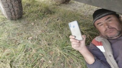 Tarlada çalışan babaya ‘dron’ şakası