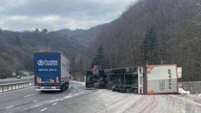 Bursa’da kontrolden çıkan TIR devrildi