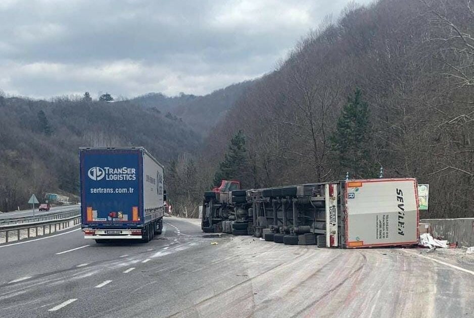 Bursa’da kontrolden çıkan TIR devrildi
