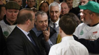 Macron’un zor anları: Çiftçiler fuarı bastı, istifasını istedi!