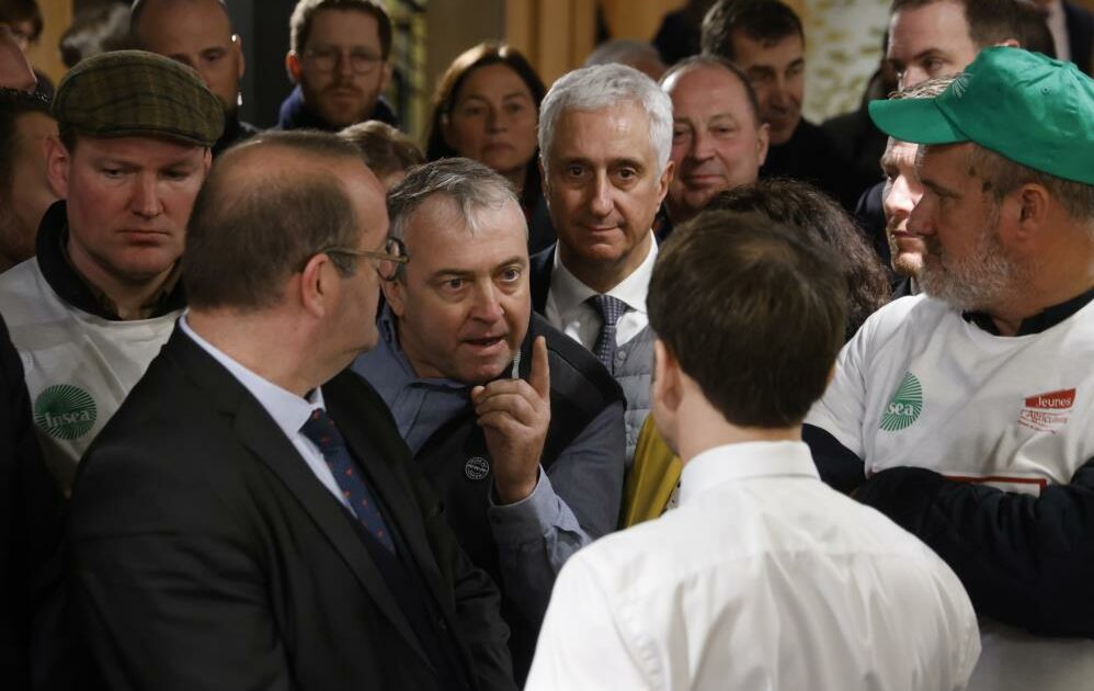 Macron’un zor anları: Çiftçiler fuarı bastı, istifasını istedi!