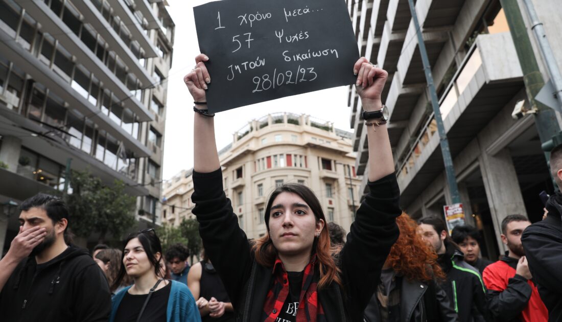 Yunanistan’daki tren faciasının yıl dönümünde binlerce kişi sokaklara döküldü