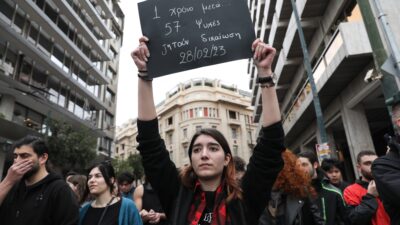 Yunanistan’daki tren faciasının yıl dönümünde binlerce kişi sokaklara döküldü