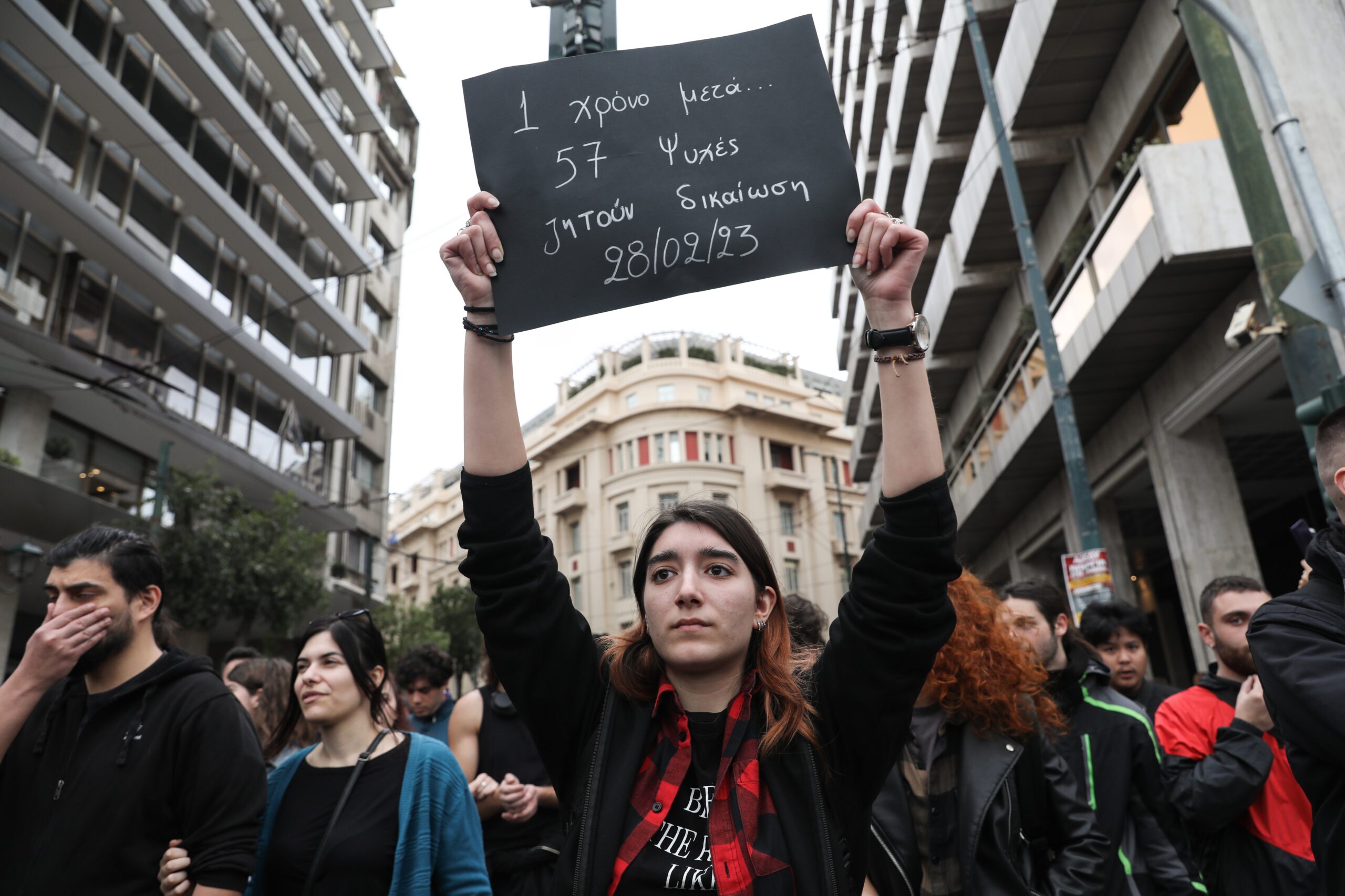 Yunanistan’daki tren faciasının yıl dönümünde binlerce kişi sokaklara döküldü