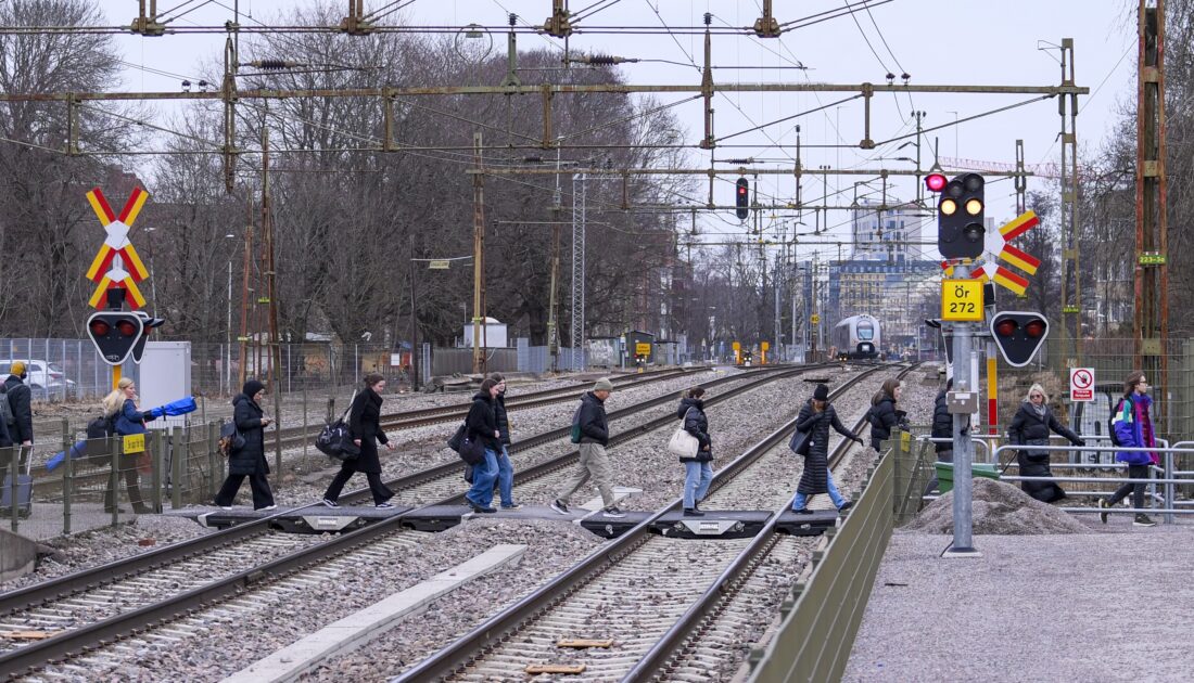 Yük treni yayalara çarptı: 3 ölü