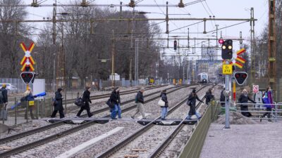 Yük treni yayalara çarptı: 3 ölü