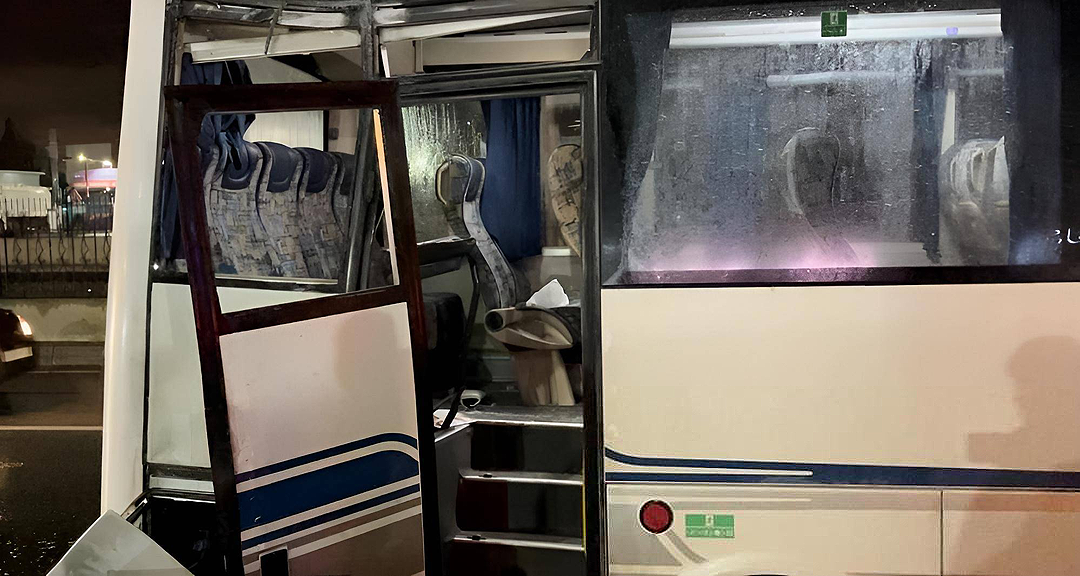 Bursa’da tur otobüsü beton direğe çarptı: 10 yaralı