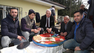 Pazarcılar öğle yemeğini Nilüfer Belediye Başkan Adayı Özdemir’le paylaştı