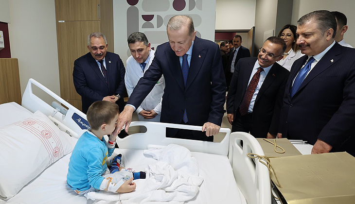 Erdoğan, hastanede tedavi gören çocukları ziyaret etti