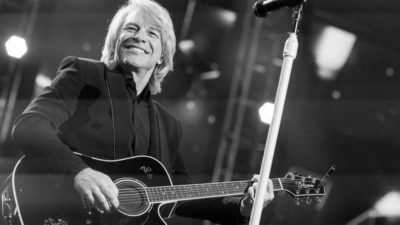 Ses teli ameliyatı olan Jon Bon Jovi iyileşme sürecinde