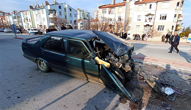 Kırmızı ışıkta bekleyen minibüse otomobil çarptı: 1 ölü, 2 yaralı