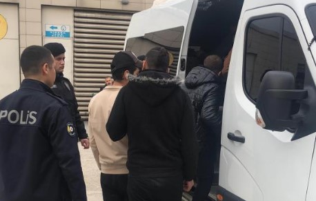 Bursa’da 12 kaçak göçmen yakalandı Bursa’da 12 kaçak göçmen yakalandı