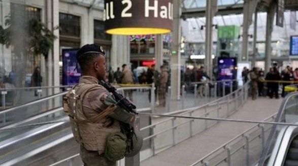 Paris’te bıçaklı saldırı