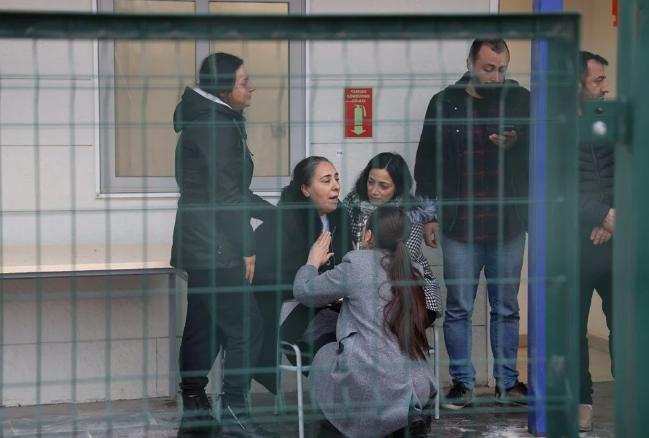 Erzincan’daki maden faciasında gözü yaşlı ailelerin bekleyişi sürüyor