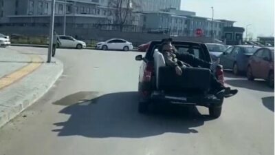 Bursa’da kamyonet kasasında tehlikeli yolculuk