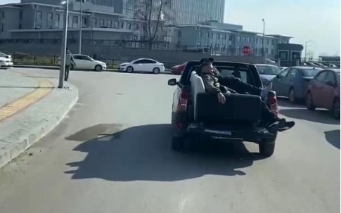 Bursa’da kamyonet kasasında tehlikeli yolculuk Bursa’da kamyonet kasasında tehlikeli yolculuk