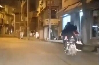Bursa’da akılalmaz görüntü! Motosiklete 4 kişi bindiler