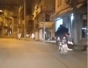 Bursa’da akılalmaz görüntü! Motosiklete 4 kişi bindiler