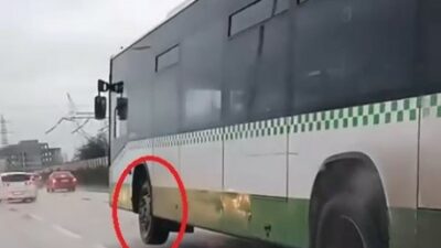 Bursa’da ilginç görüntü! Otobüs, tekerleği havada yolculuk yaptı…