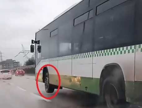 Bursa’da ilginç görüntü! Otobüs, tekerleği havada yolculuk yaptı… Bursa’da ilginç görüntü! Otobüs, tekerleği havada yolculuk yaptı…