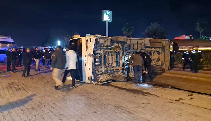 Çevik Kuvvet midibüsü devrildi: 25 polis yaralı