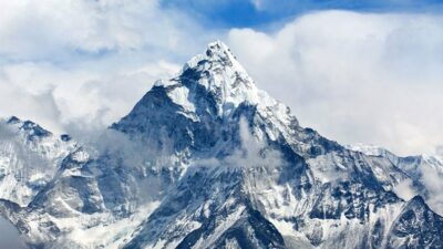 Everest Dağı “kokmaya” başladı
