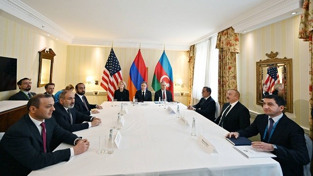 Aliyev ile Paşinyan Münih’te bir araya geldi