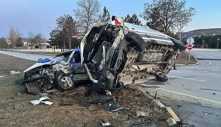 Feci kaza: Ambulans ile otomobil çarpıştı