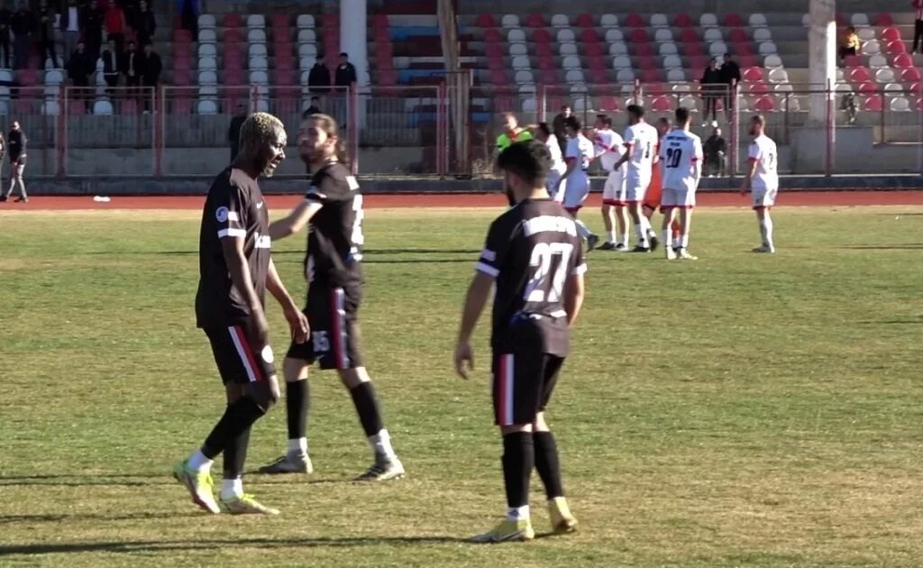 Amatör maçta futbolcudan hakeme yumruklu saldırı