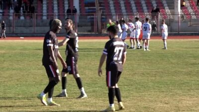 Amatör maçta futbolcudan hakeme yumruklu saldırı