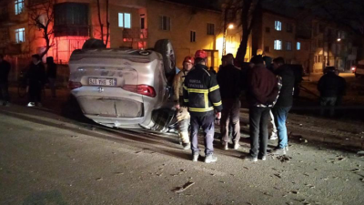 Direksiyon başında fenalaştı, otomobiliyle direğe çarpıp takla attı