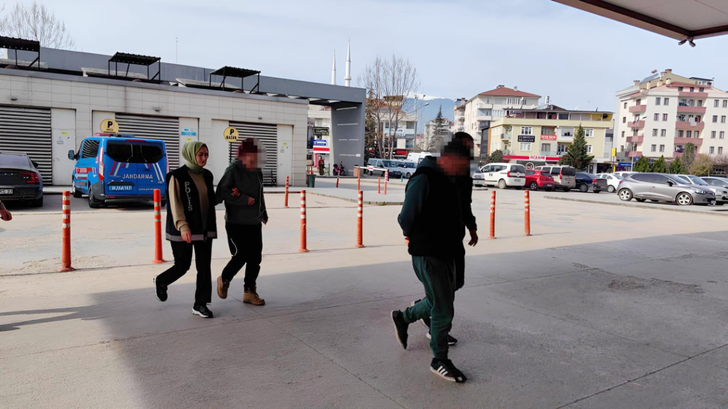 Uyuşturucu taciri sevgililer 1 kilogram metanfetaminle yakalandı