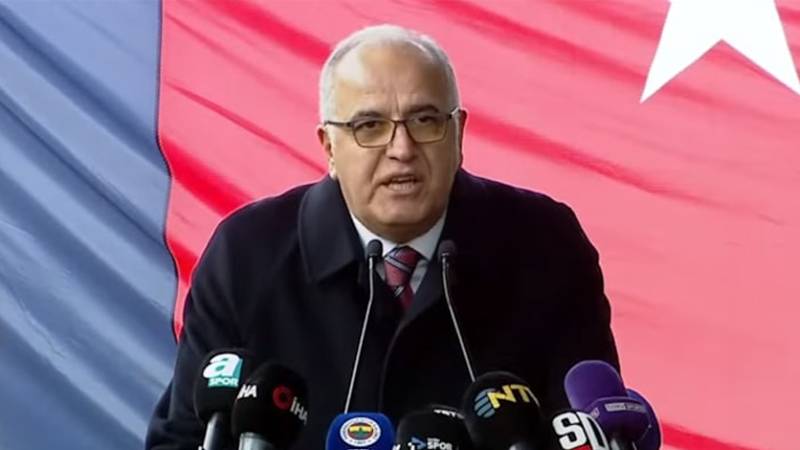 TVF Başkanı, Dünya Kadınlar Günü’nde Eda Erdem’i “adam gibi adam” diye övdü!