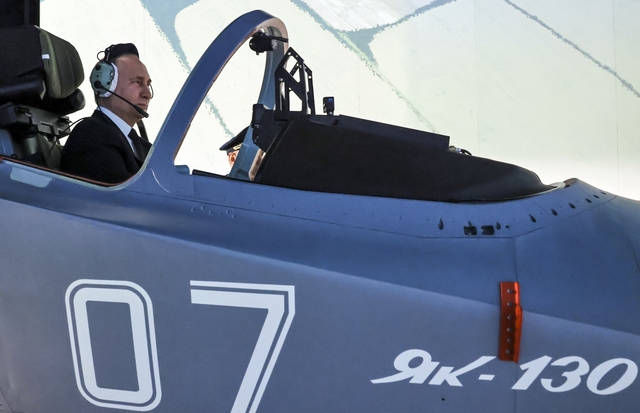 Putin eğitim uçağı kullandı